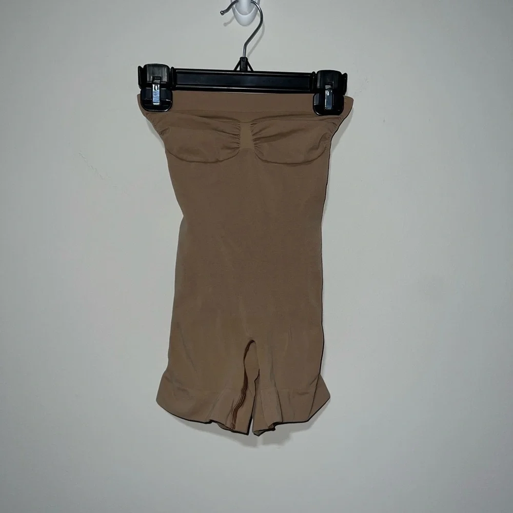 SKIMS SEAMLESS SCULPT STRAPLESS SHORTIE BODYSUIT SIENNA BEIGE SMALL